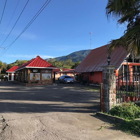 Cabanas Mountain River Lake Inn Nueva California Ngoại thất bức ảnh